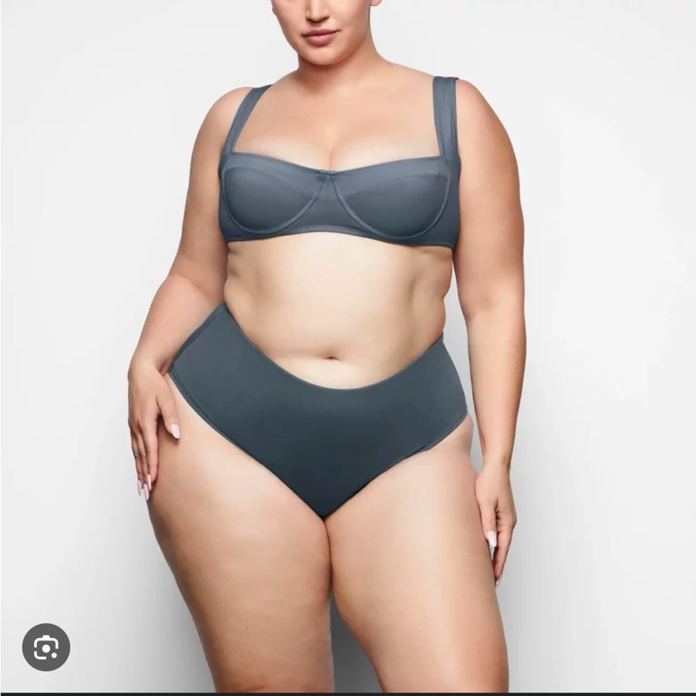 **BNWT Skims underwire swim TOP ONLY